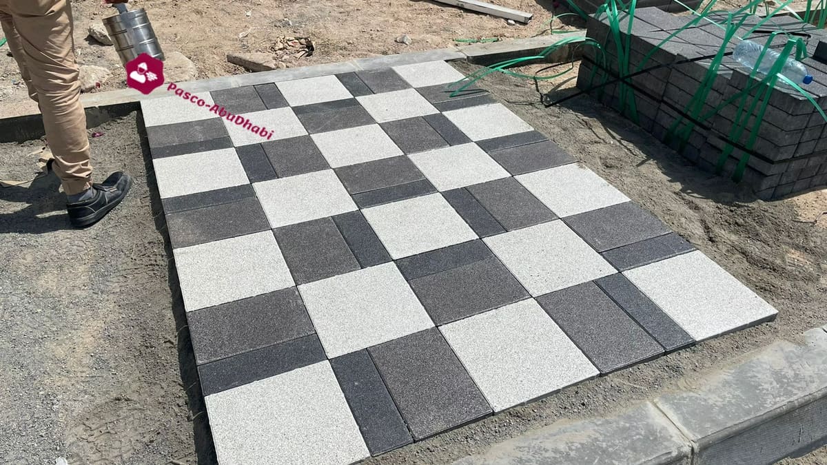 تركيب بلاط باسكو مربع بنقشة رقعة الشطرنج رمادي وأسود مع كربستون في العين