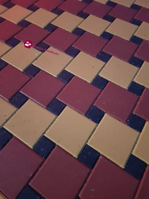 باسكو مربع مائل أحمر وأصفر وأسود