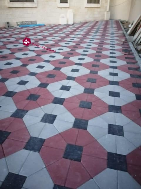 ساحة بنقشة ثمانية أحمر ورمادي وأسود