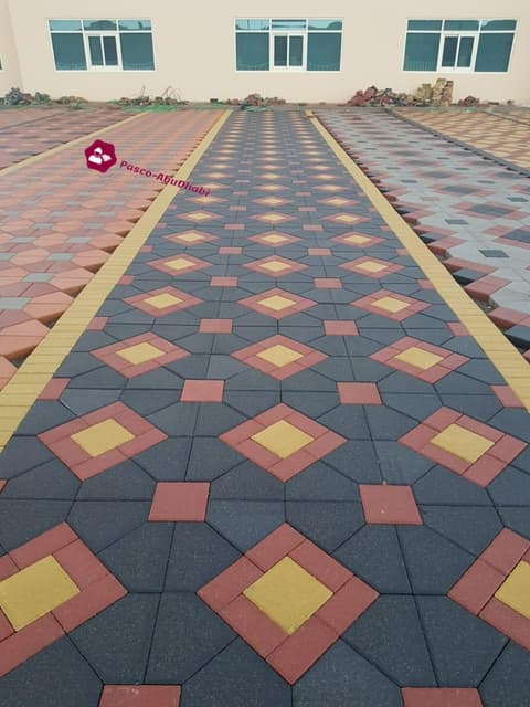 ساحة كوادرو أسود مع معينات حمراء وصفراء