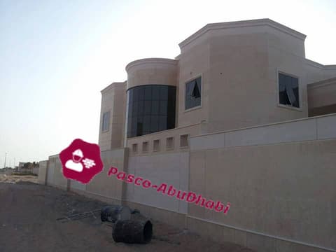 واجهة مبنى بالحجر الأبيض