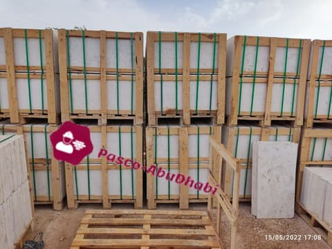 صناديق بلاط حجر أبيض مربوطة على طبليات جاهزة للتوريد