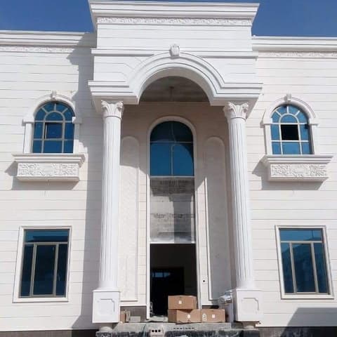 مدخل فيلا بأعمدة وأقواس حجرية